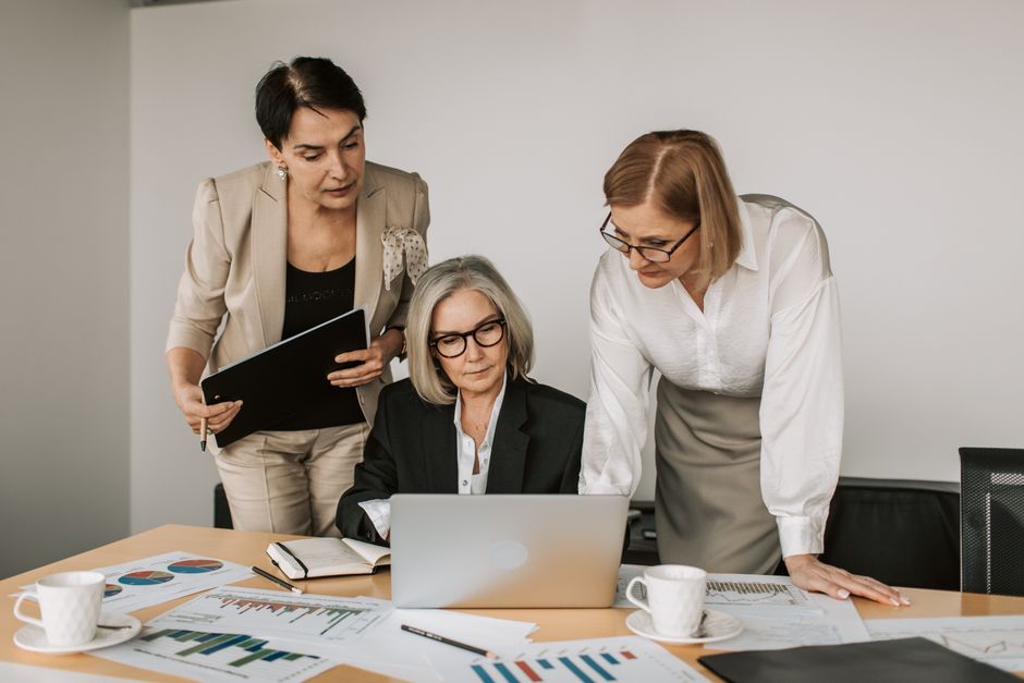 Dozentin erklärt Inhalte im Online Marketing Kurs
